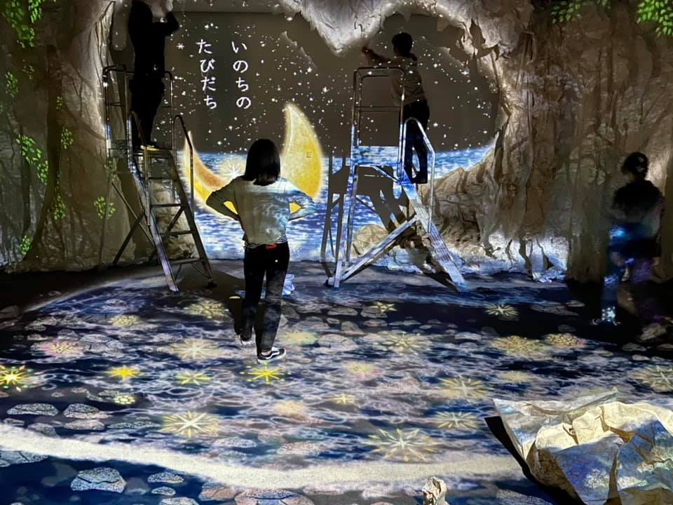 “足摺岬 白山洞門” 「Washi +」さんが、土佐和紙をふんだんに使って、 光の切り絵が映るオブジェを作ってくれています。